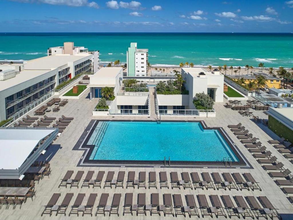 Hollywood Studios Condo Costa