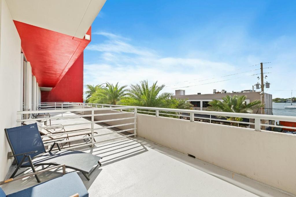 Hollywood Studios Condo Costa