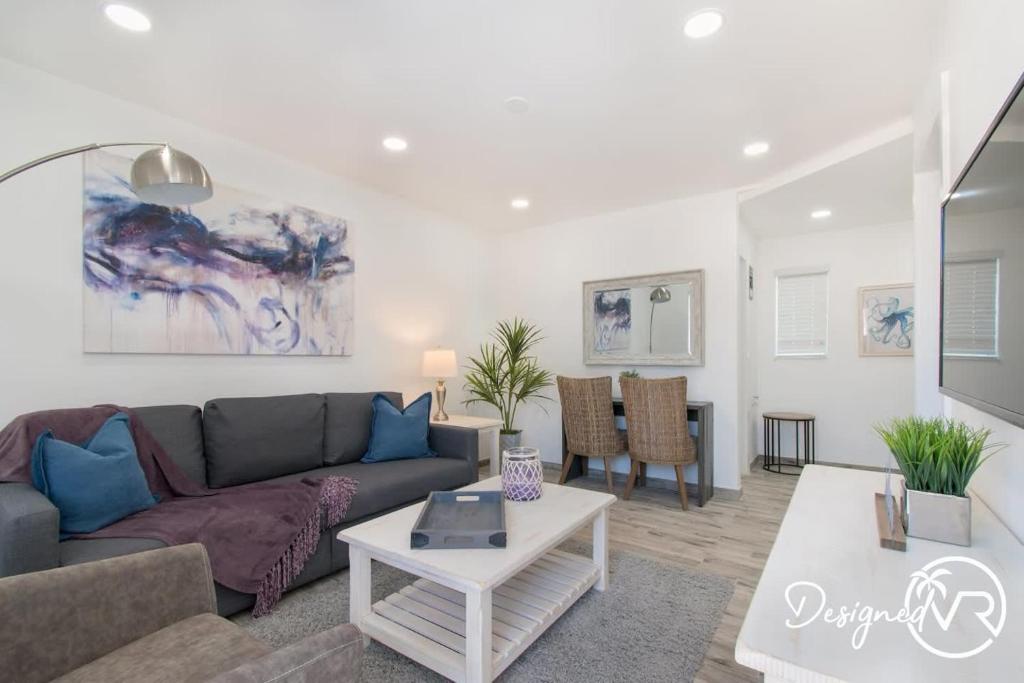 Modern apartment wking bed steps to beach