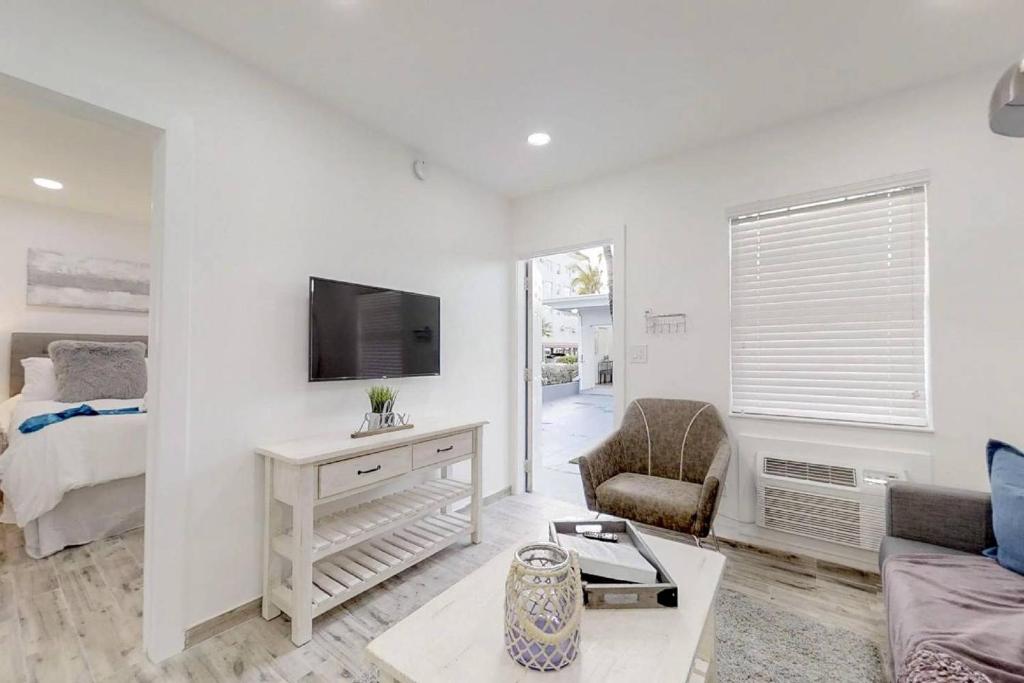 Modern apartment wking bed steps to beach