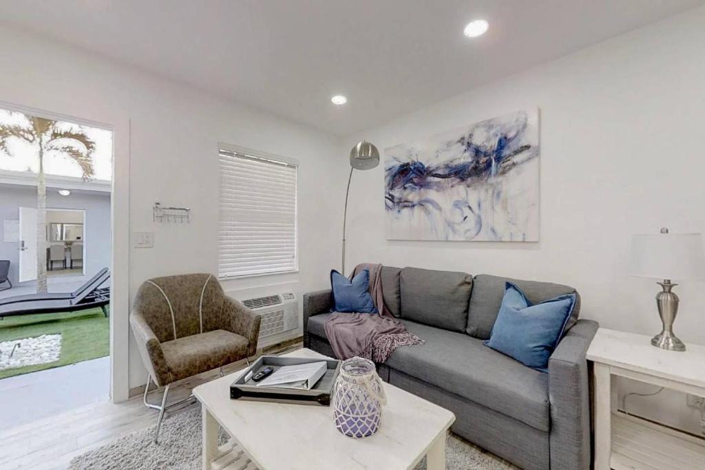 Modern apartment wking bed steps to beach