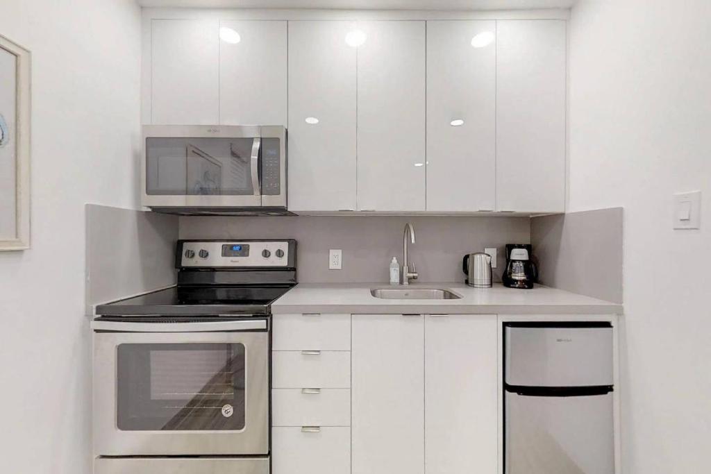 Modern apartment wking bed steps to beach