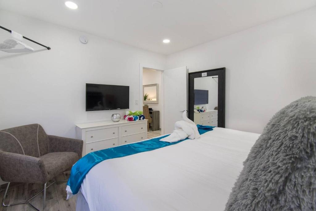 Modern apartment wking bed steps to beach