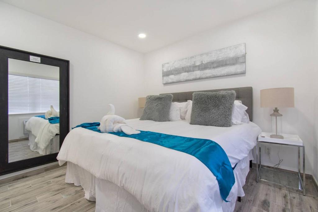 Modern apartment wking bed steps to beach