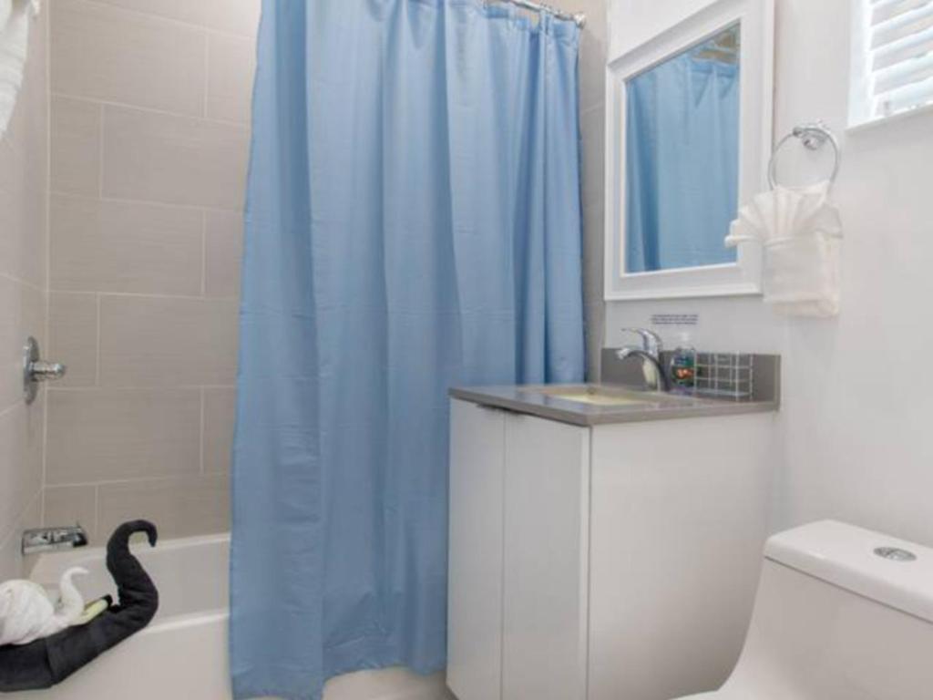 Modern apartment wking bed steps to beach