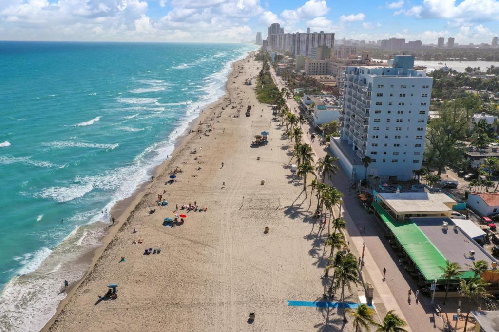 Cozy studio wbeach boardwalk steps kitchen