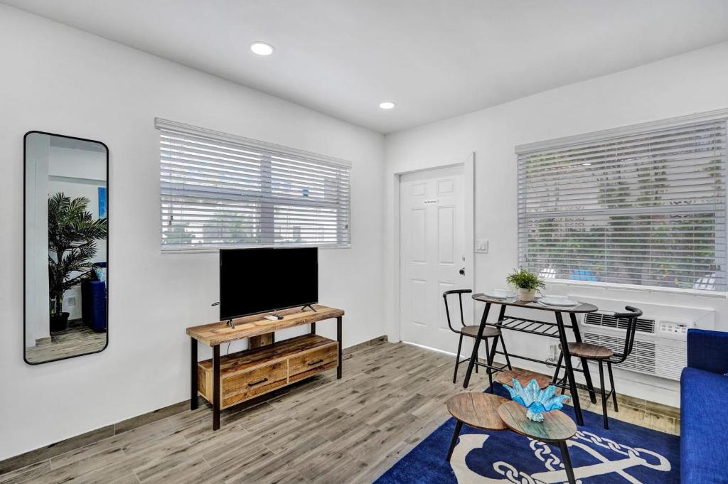 Cozy studio wbeach boardwalk steps kitchen