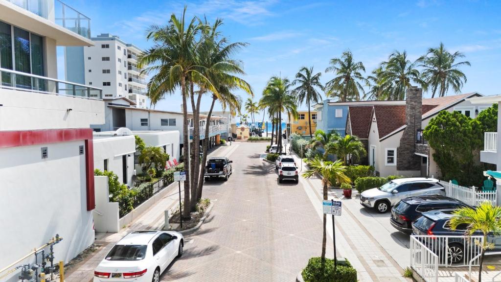 Cozy studio wbeach boardwalk steps kitchen