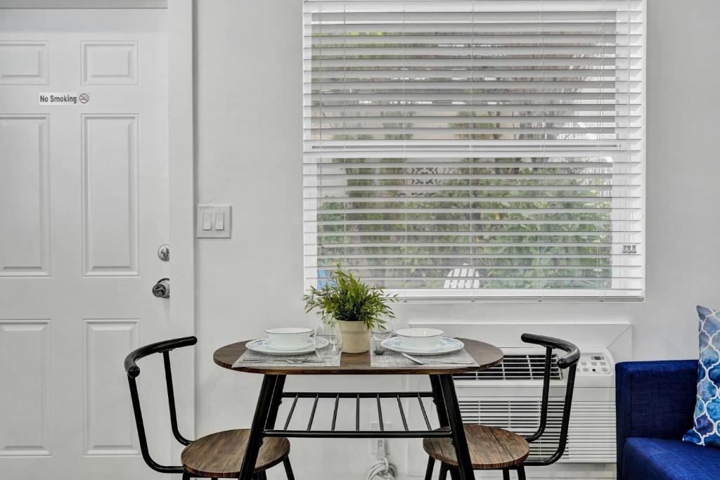 Cozy studio wbeach boardwalk steps kitchen