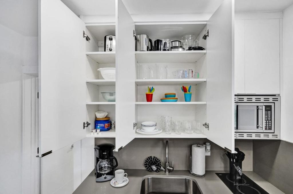 Cozy studio wbeach boardwalk steps kitchen