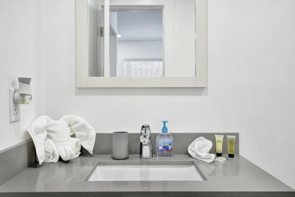 Cozy studio wbeach boardwalk steps kitchen