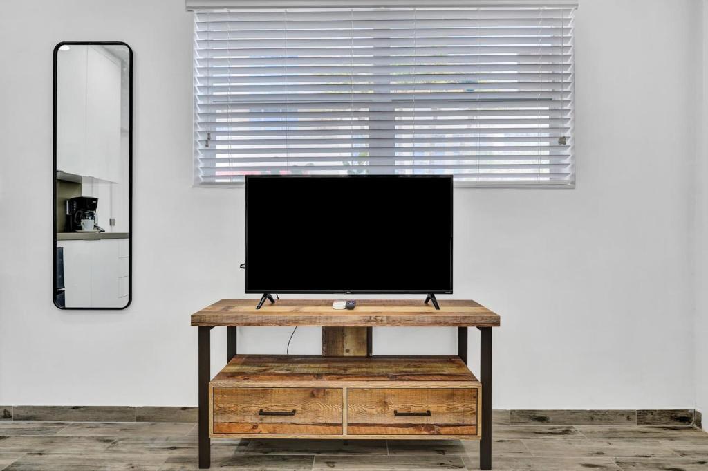 Cozy studio wbeach boardwalk steps kitchen