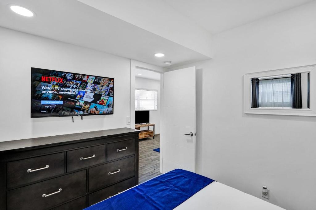 Cozy studio wbeach boardwalk steps kitchen