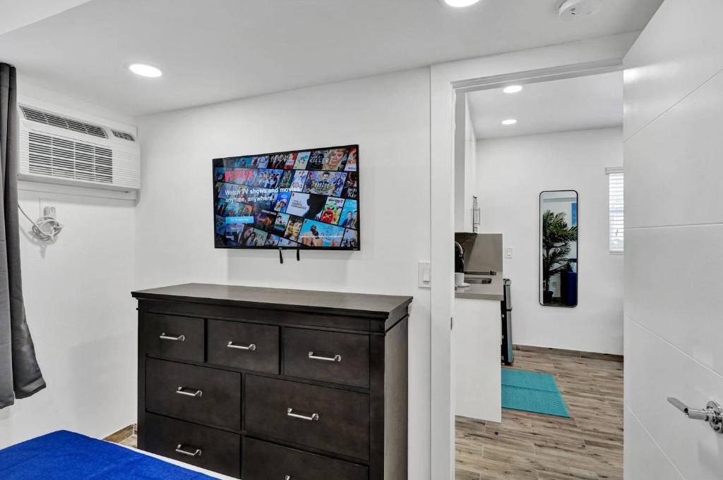 Cozy studio wbeach boardwalk steps kitchen