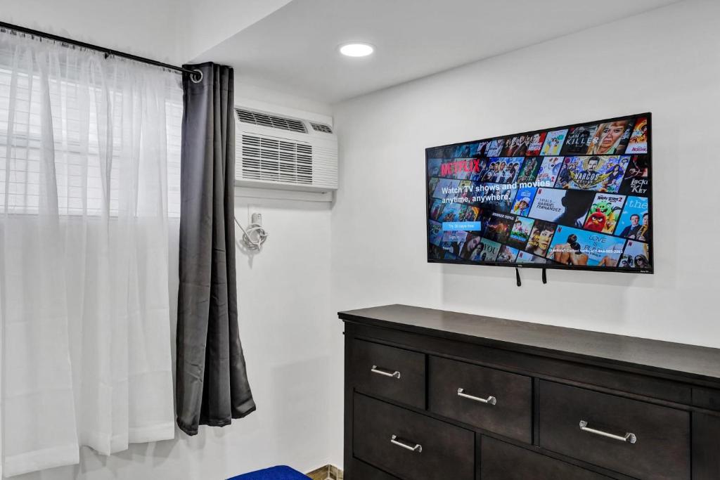 Cozy studio wbeach boardwalk steps kitchen