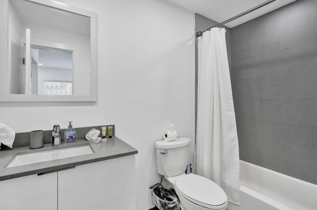 Cozy studio wbeach boardwalk steps kitchen