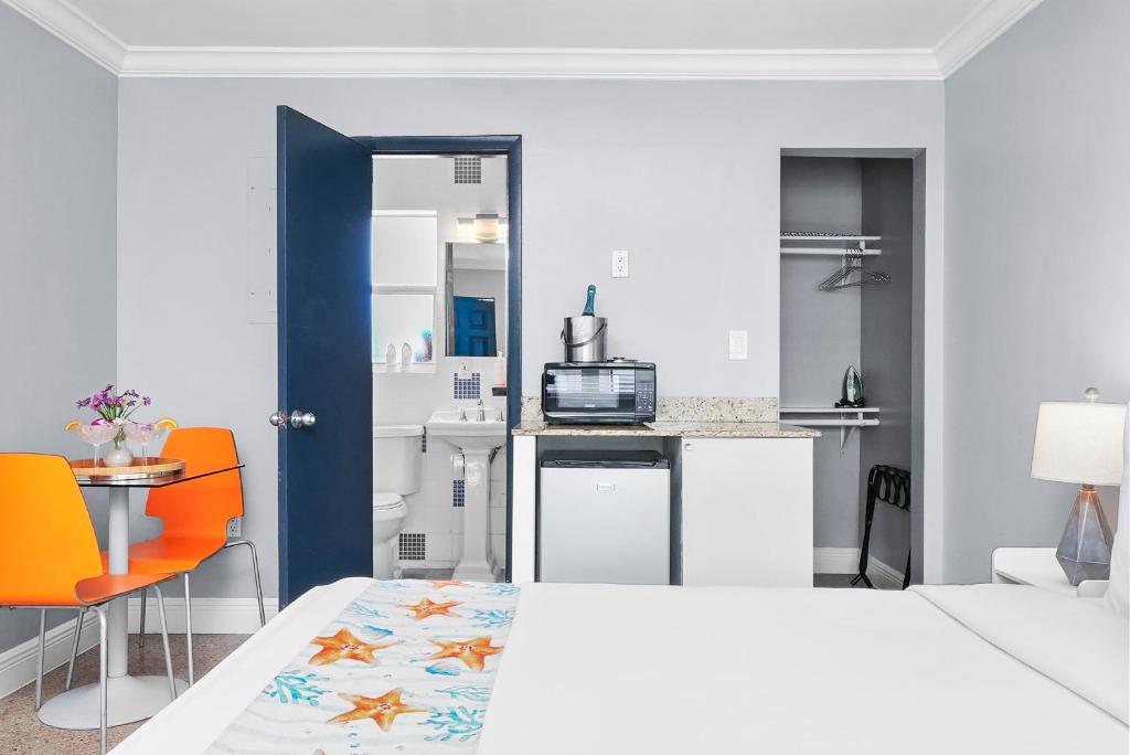 Hollywood Beach Suites and Hotel