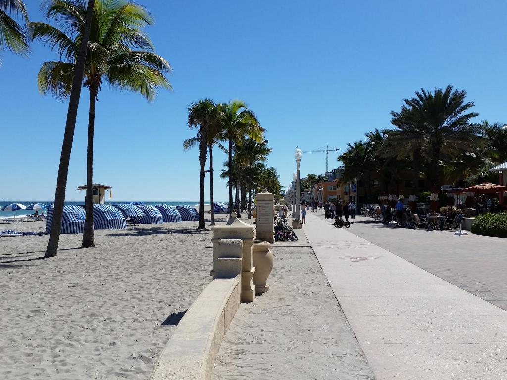 Hollywood Broadwalk Oceanside Hotel