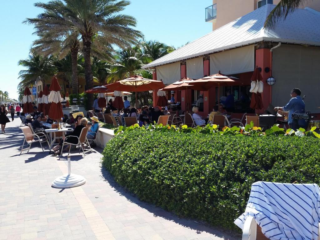 Hollywood Broadwalk Oceanside Hotel