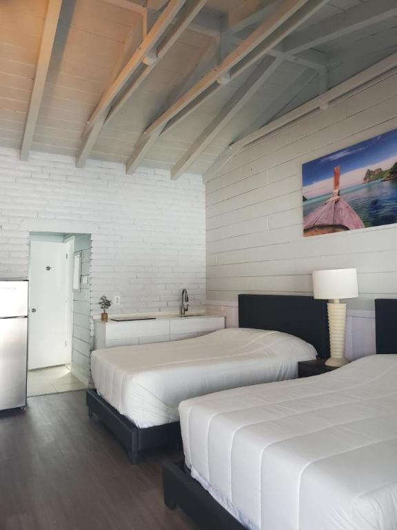 Hollywood Gardens Inn & Suites