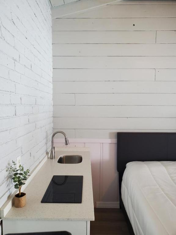 Hollywood Gardens Inn & Suites