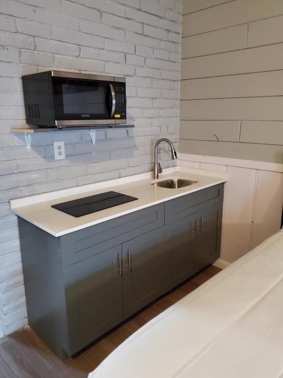 Hollywood Gardens Inn & Suites