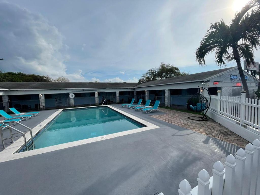 Hollywood Gardens Inn & Suites