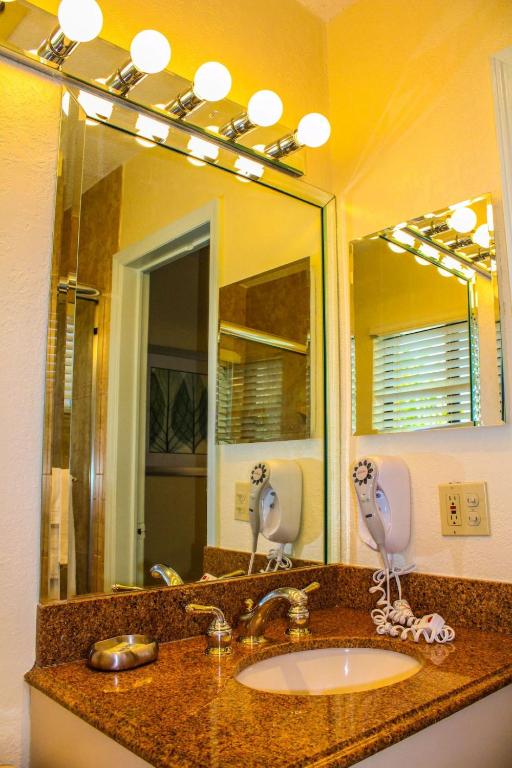 Hollywood Sands Resort