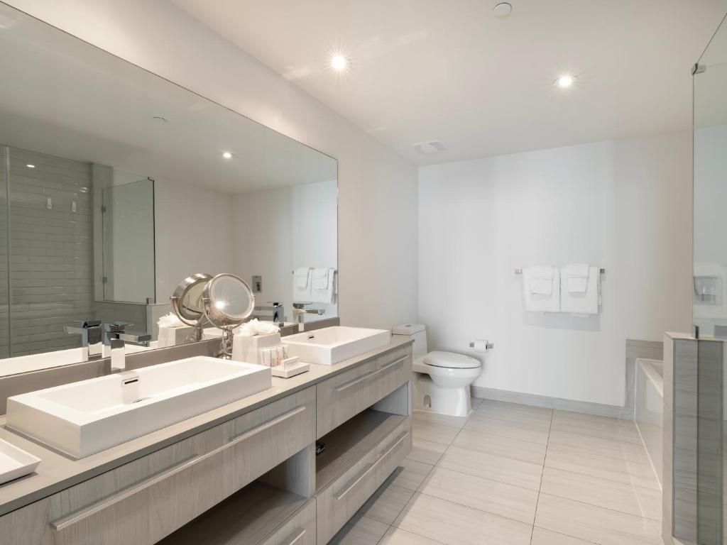 Modern Waterfront Retreat with Scenic Views