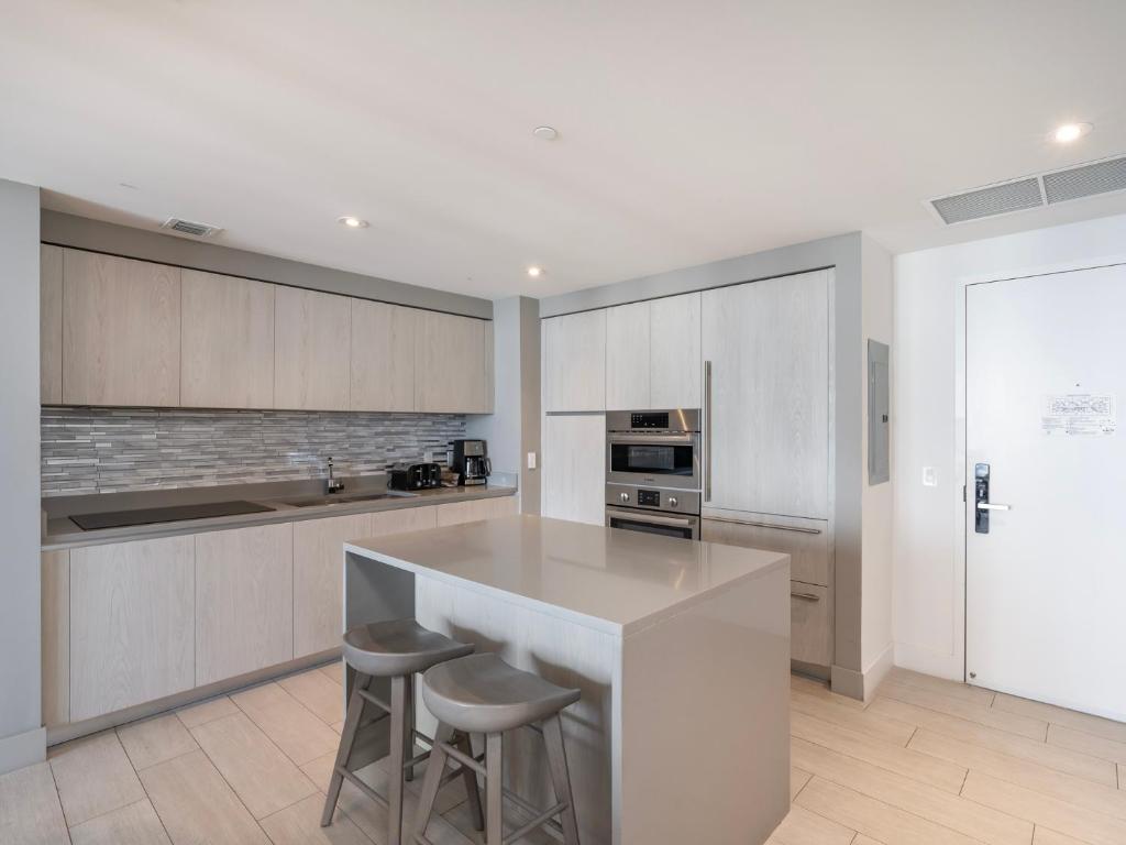 Modern Waterfront Retreat with Scenic Views