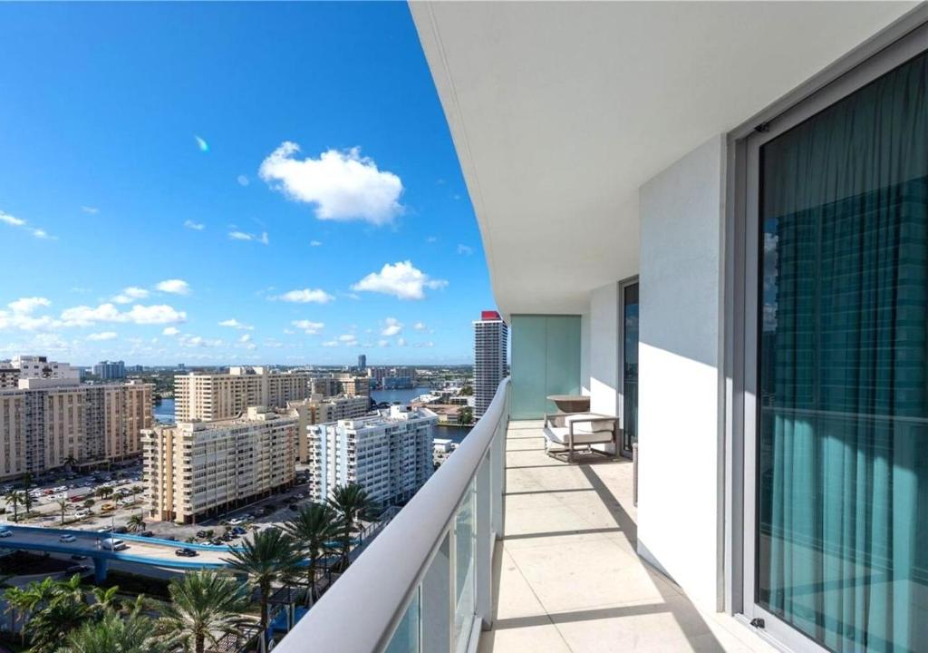 Life Resort on Miami Hollywood BeachFront by MRA