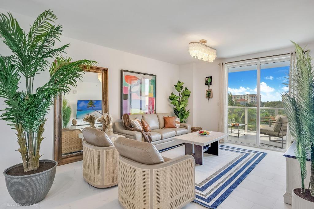 Lux 3BR City-View Retreat in Hollywood, 2nd Floor