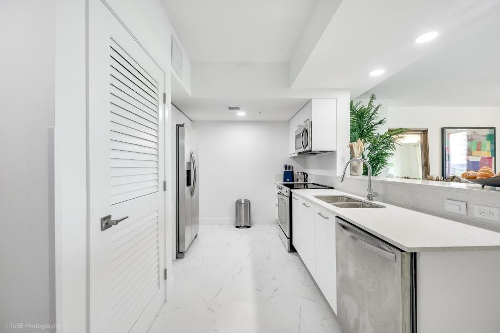 Lux 3BR City-View Retreat in Hollywood, 2nd Floor