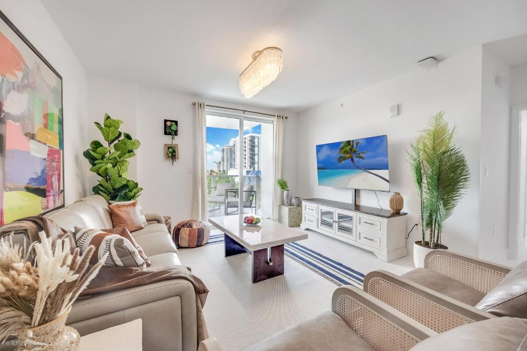 Lux 3BR City-View Retreat in Hollywood, 3rd Floor