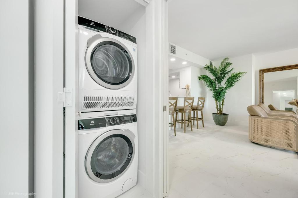 Lux 3BR City-View Retreat in Hollywood, 3rd Floor