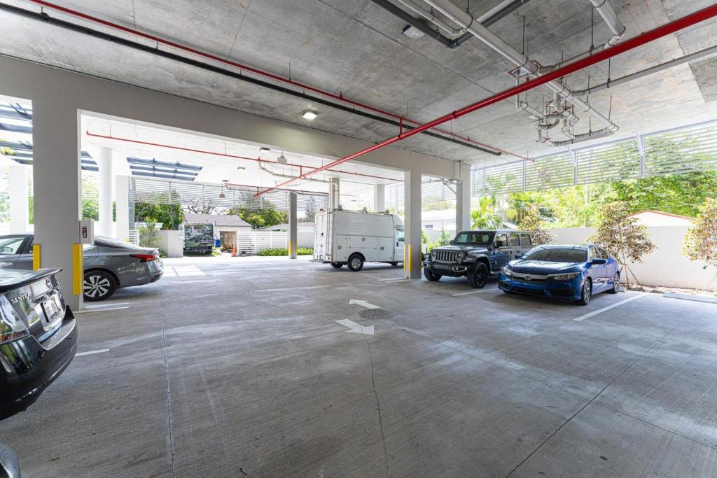 Lux 3BR City-View Retreat in Hollywood, 4th Floor