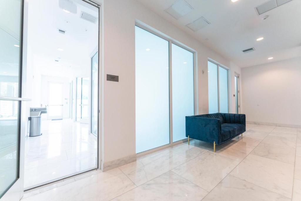 Lux 3BR City-View Retreat in Hollywood, 4th Floor