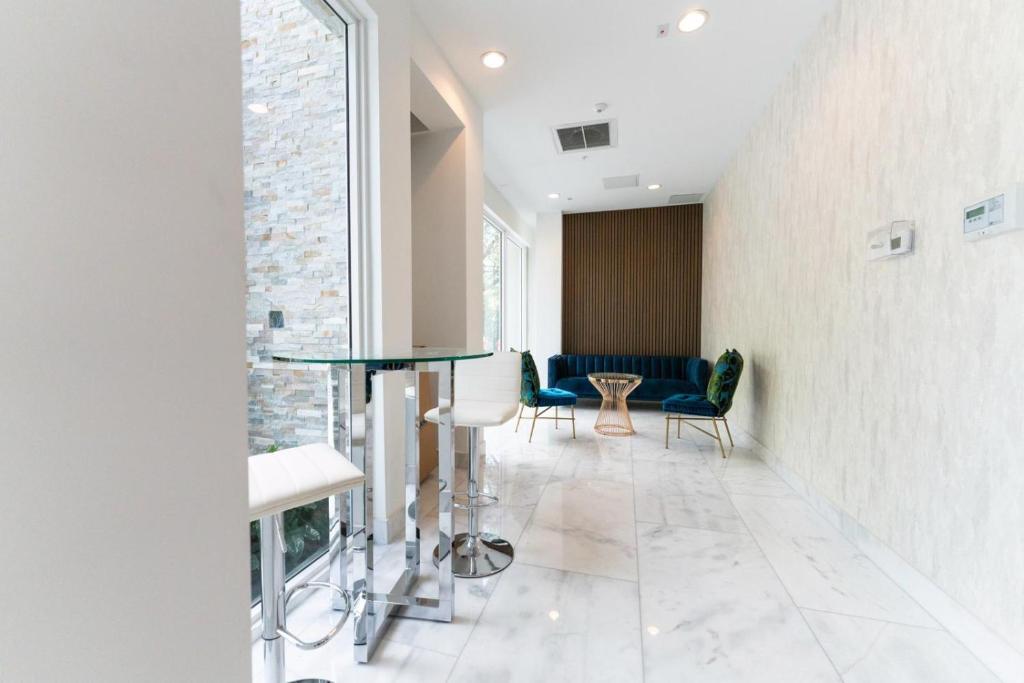 Lux 3BR City-View Retreat in Hollywood, 4th Floor