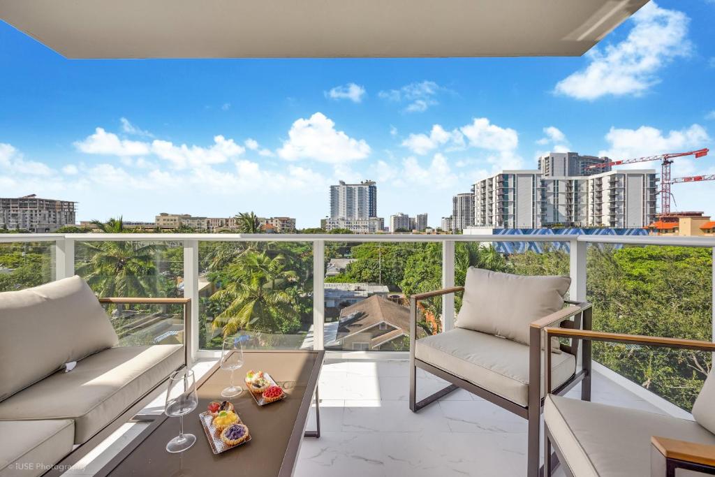 Lux 3BR City-View Retreat in Hollywood, 4th Floor