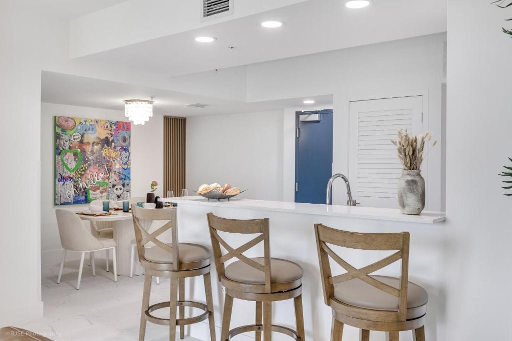 Lux 3BR City-View Retreat in Hollywood, 5th Floor