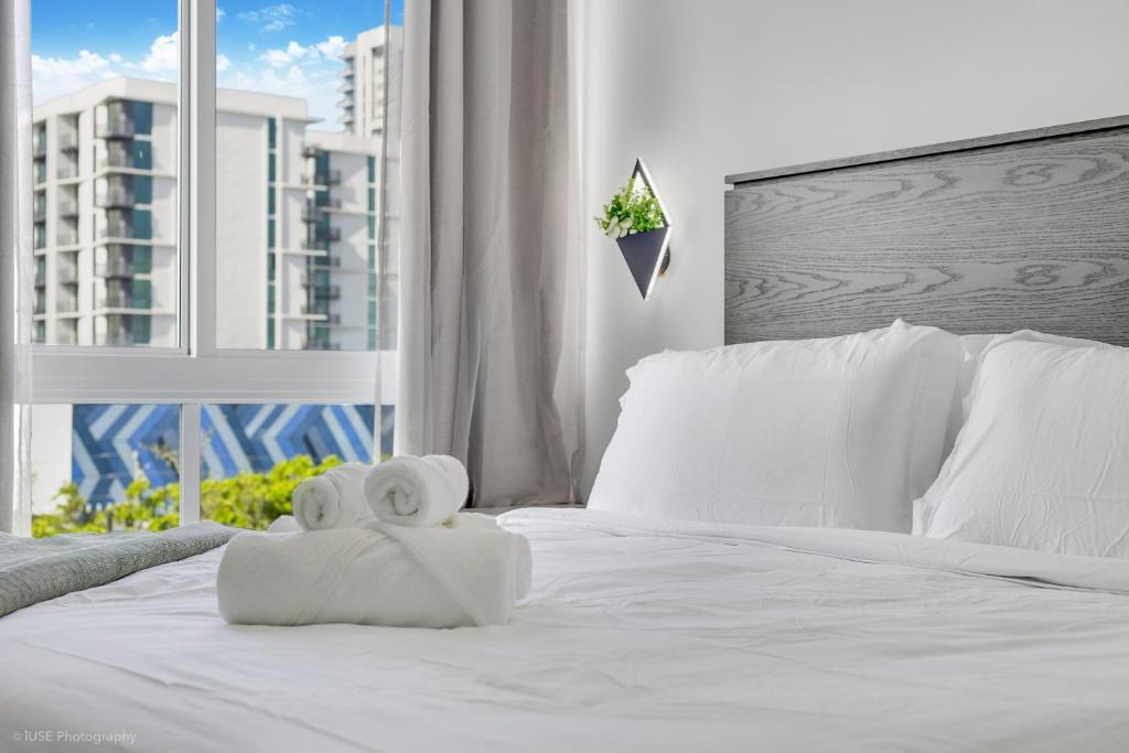 Lux 3BR City-View Retreat in Hollywood, 5th Floor