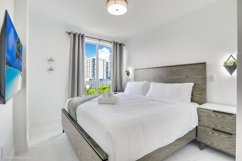 Lux 3BR City-View Retreat in Hollywood, 5th Floor