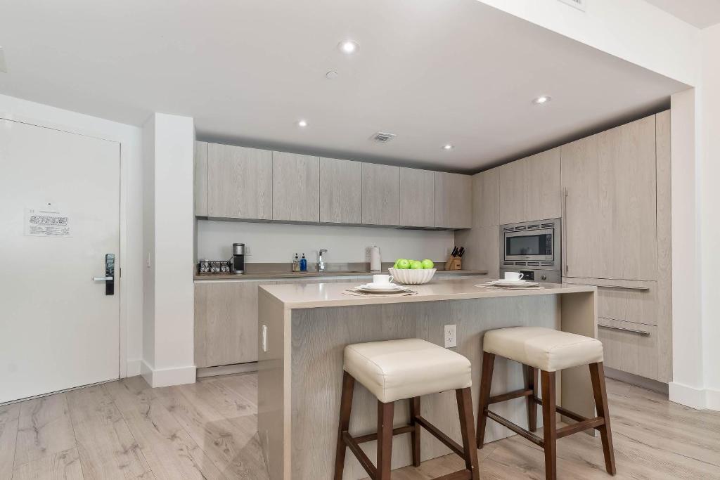 Luxurious Beachfront 2-Bedroom 2-Bathroom with balcony Condo at Lyft Resort & Residences - Miami Beach