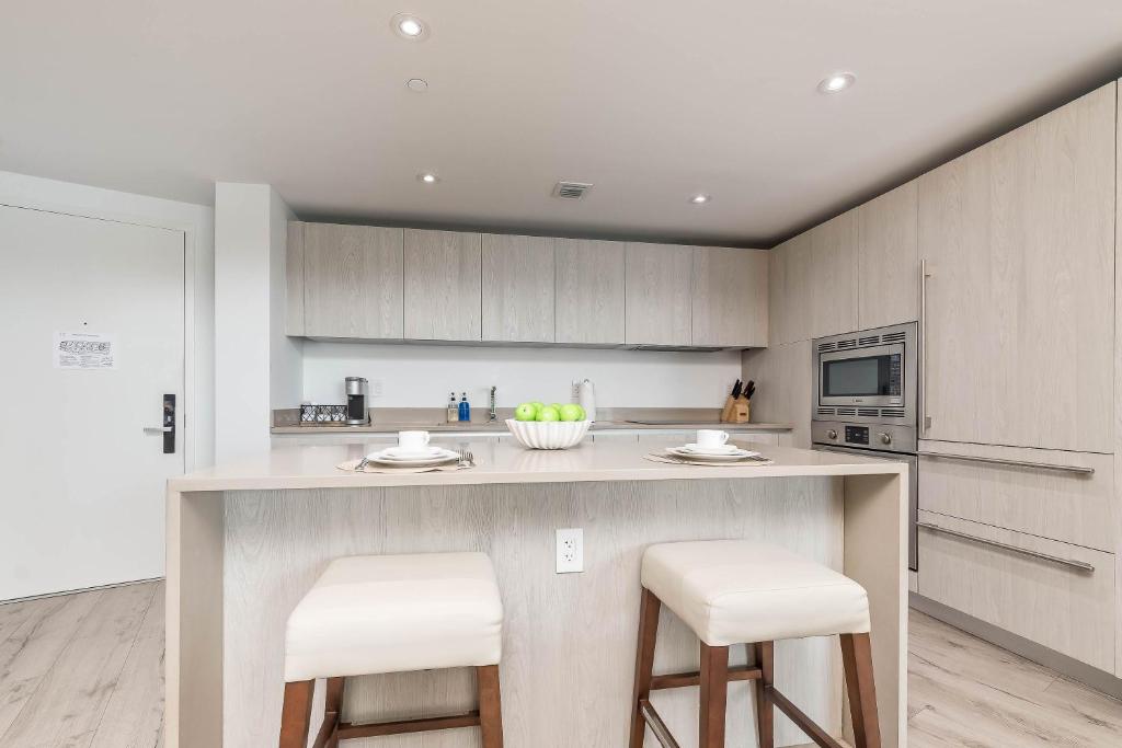 Luxurious Beachfront 2-Bedroom 2-Bathroom with balcony Condo at Lyft Resort & Residences - Miami Beach