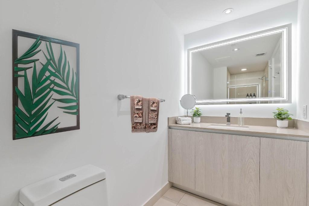 Luxurious Beachfront 2-Bedroom 2-Bathroom with balcony Condo at Lyft Resort & Residences - Miami Beach