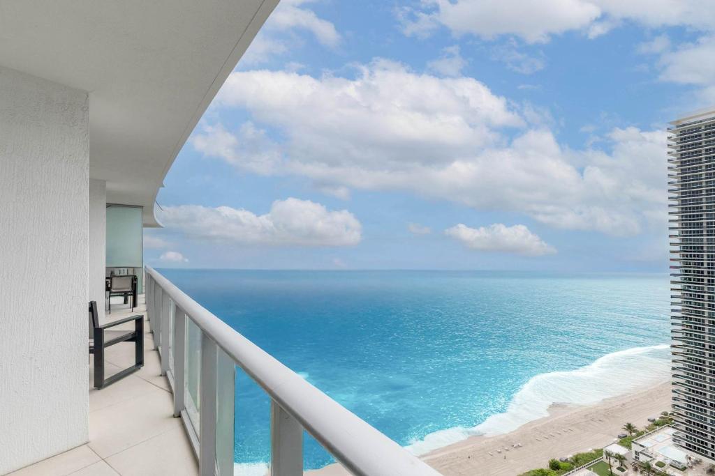 Luxurious Beachfront 2-Bedroom 2-Bathroom with balcony Condo at Lyft Resort & Residences - Miami Beach
