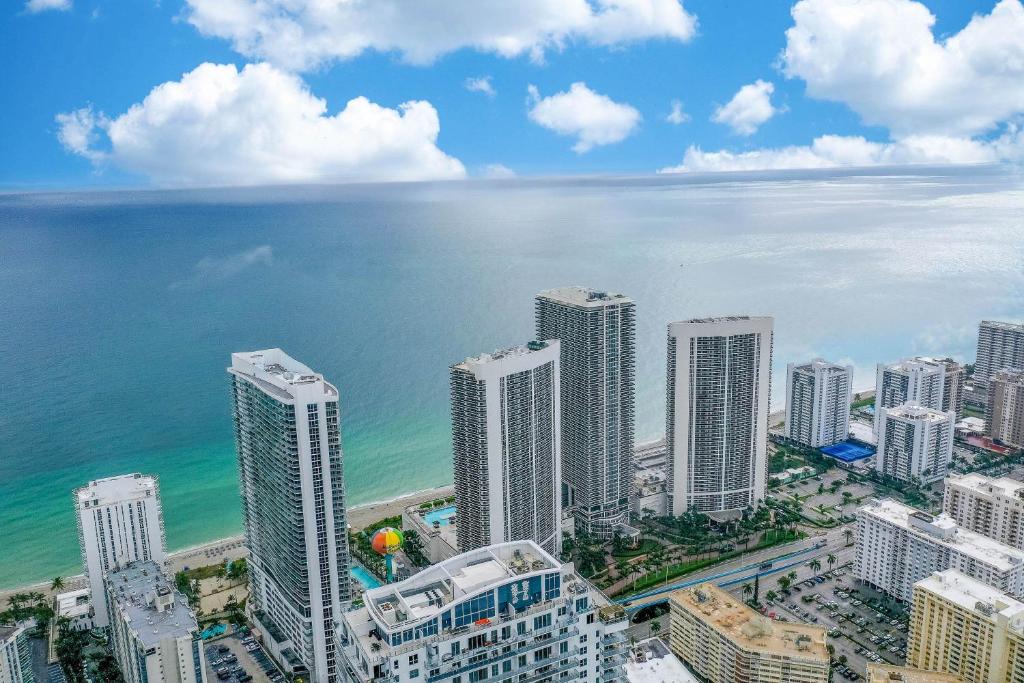 Luxurious Beachfront 2-Bedroom 2-Bathroom with balcony Condo at Lyft Resort & Residences - Miami Beach