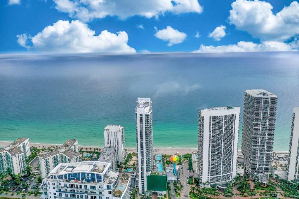 Luxurious Beachfront 2-Bedroom 2-Bathroom with balcony Condo at Lyft Resort & Residences - Miami Beach