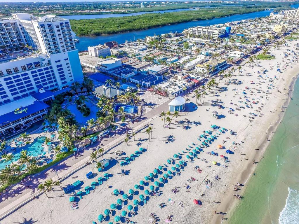 Modern apartment wbeach steps parking