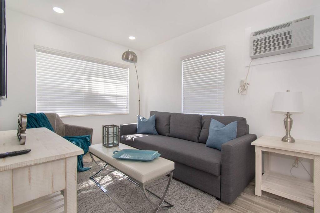 Modern apartment wbeach steps parking